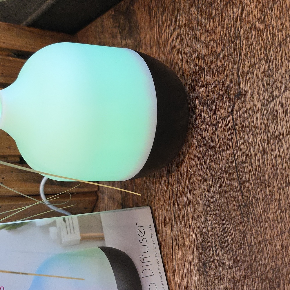 Colorways Desktop Mini Diffuser With Color Changing Lights - Picture 2 of 7